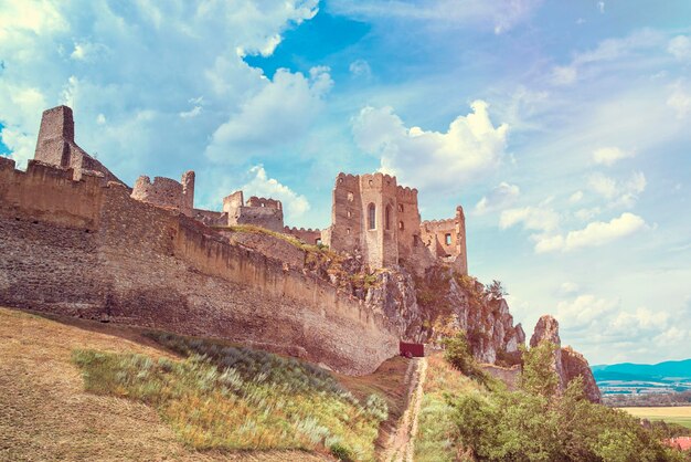 O antigo castelo de Beckov SlovakBackov Castle villageBeckov perto de Nove Mesto nad Vahom Eslováquia