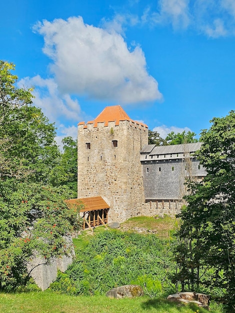 O antigo castelo de Sigulda, no Parque Nacional de Gauja, na Letônia