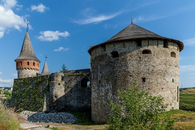 O antigo castelo medieval da cidade de Kamenetz-Podolsky, um dos monumentos históricos da Ucrânia em Kamenetz-Podolsky, região de Khmelnitsky