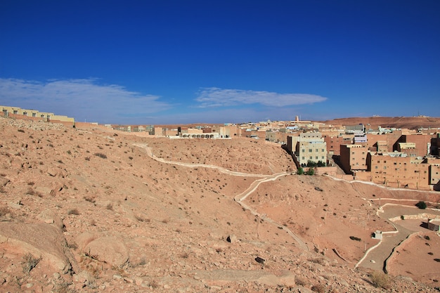 O antigo cemitério na cidade de El Atteuf, deserto do Saara, Argélia