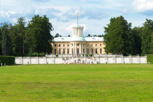 O antigo edifício no parque da cidade de Moscou