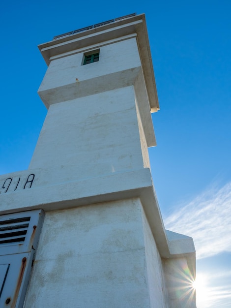 O antigo farol inativo de Arkranes no final da península foi construído desde 1918 sob o céu azul Islândia