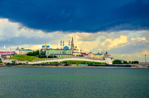 O antigo Kremlin em Kazan perto do rio.