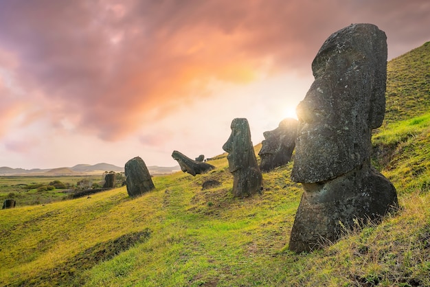 O antigo moai na Ilha de Páscoa a 2.000 milhas da costa do Chile ao pôr do sol