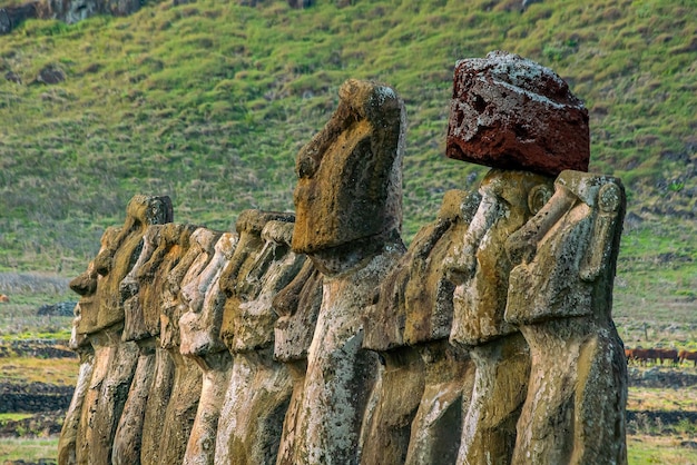 Foto o antigo moai na ilha de páscoa, no chile