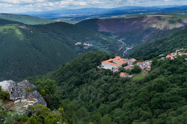 Foto o antigo mosteiro de santo estevo. santo estevo parador