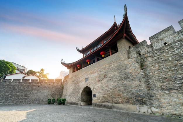 O antigo portão da cidade em liuzhou, guangxi, china.