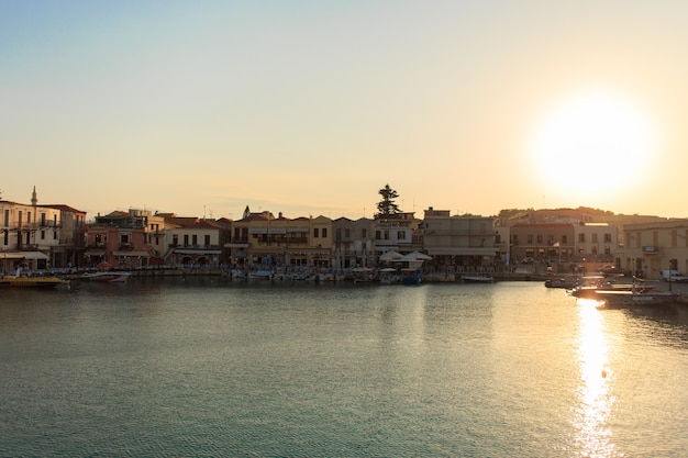 O antigo porto veneziano em rethymno, ilha de creta