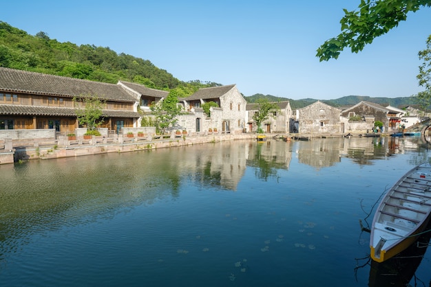 O antigo prédio à beira do lago, rua antiga Hanling, Ningbo, Zhejiang, China