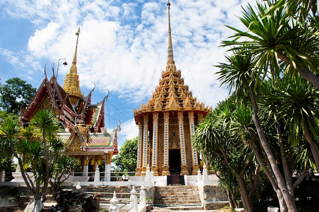 O antigo salão de pilares de mandapa ou o antigo pavilhão de mantapa para pessoas tailandesas viajarem, visitarem, rezarem, rezarem e abençoarem o Buda do templo Wat Khao Phra Si Sanphet Chayaram em U Thong, em Suphan Buri, na Tailândia.
