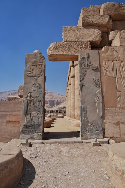 O antigo templo de ramesseum em luxor, egito