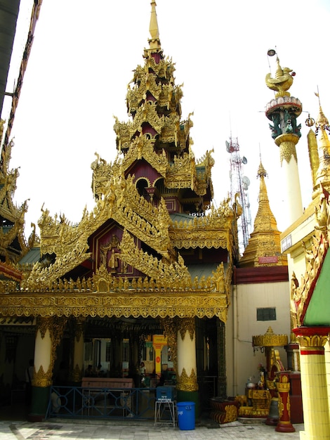 O antigo templo em Yangon Rangoon Myanmar