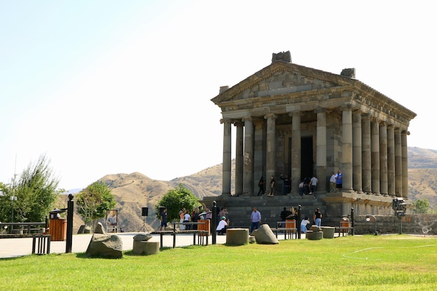 O antigo templo pagão de Garni, localizado no topo da colina da vila de Garni, província de Kotayk, Armênia