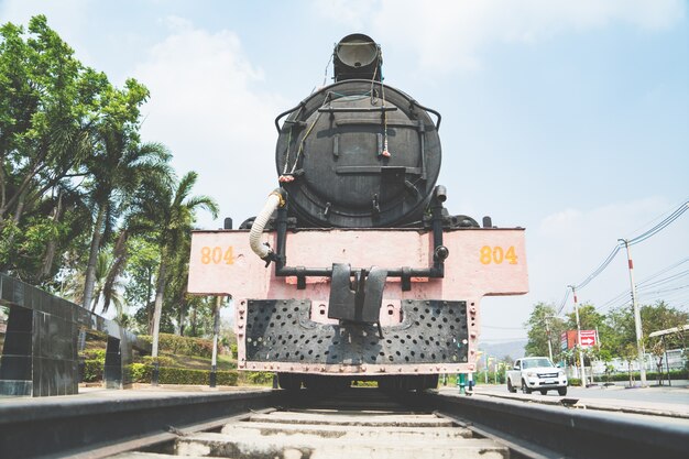 O antigo trem locomotiva world warII do motor a vapor em Kanchanaburi, Tailândia