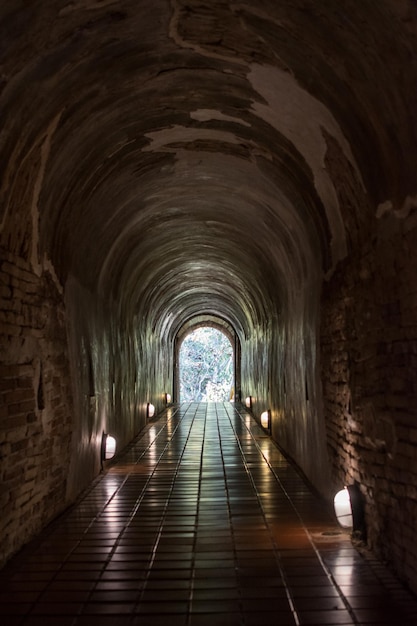 O antigo túnel do templo Wat Umong Suan Puthatham em Chiang Mai Tailândia