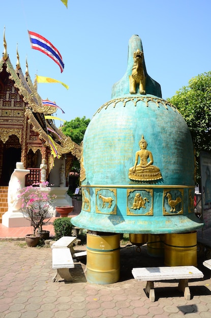 O antigo Ubosot Wihan Kaew para os viajantes tailandeses, pessoas que viajam, visitam, respeitam, rezam, abençoam, desejam o Buda em Wat Phra Singh ou templo de Phra Sing, em 24 de fevereiro de 2015 em Chiang Rai, na Tailândia.