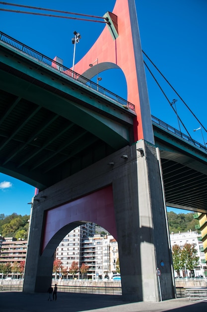 O apoio da ponte em Bilbau a vista de baixo O Caminho de St James Northern Route Espanha