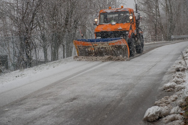 O arado de neve enquanto limpa a estrada