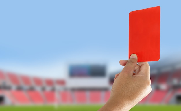 O árbitro mostrou um cartão vermelho no campo