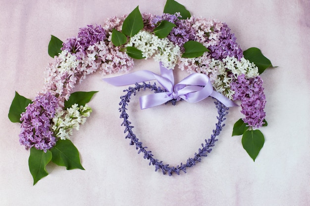 o arco de lilás e uma coroa de flores em forma de coração