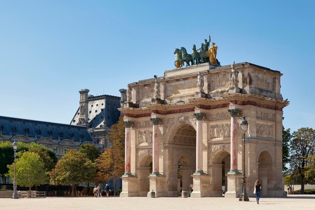 O Arco de Triunfo do Carrousel é um monumento localizado a oeste do Museu do Louvre, em Paris