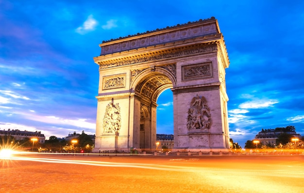 O arco do triunfo à noite paris frança