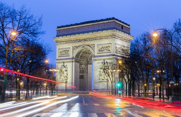 O Arco do Triunfo à noiteParis França