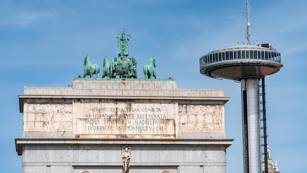 O Arco do Triunfo na entrada norte da cidade de Madrid, Espanha