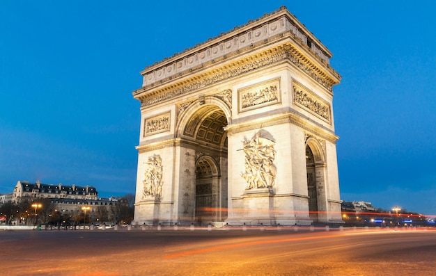 O Arco do Triunfo na noite de Paris