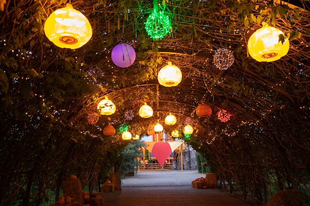 O arco é decorado com abóboras brilhantes para o Halloween