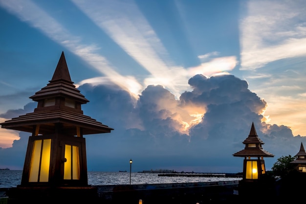 Foto o arco-íris da nuvem brilha colorido estranho no céu