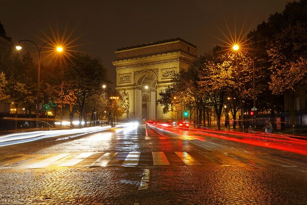 O arco triunfal na noite chuvosa paris frança