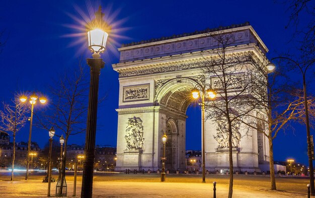 O arco triunfal na noite Paris França