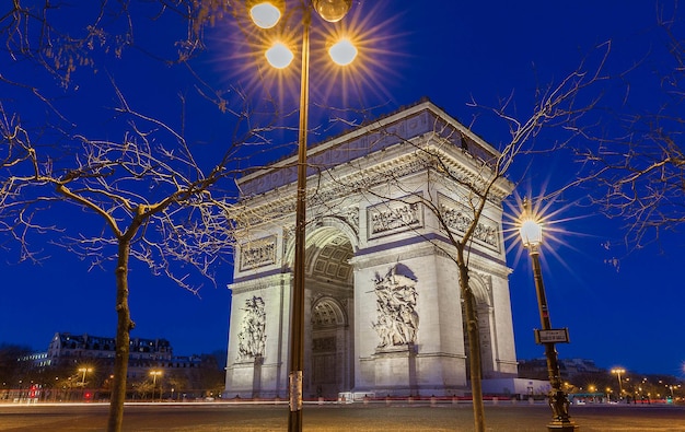 O arco triunfal na noite Paris França