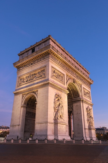 O arco triunfal na noite Paris França