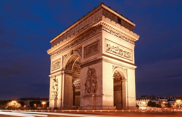 O arco triunfal na noite paris frança