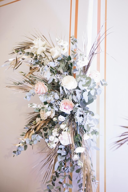 O arranjo floral da decoração do casamento das rosas e do eucalipto decora o evento