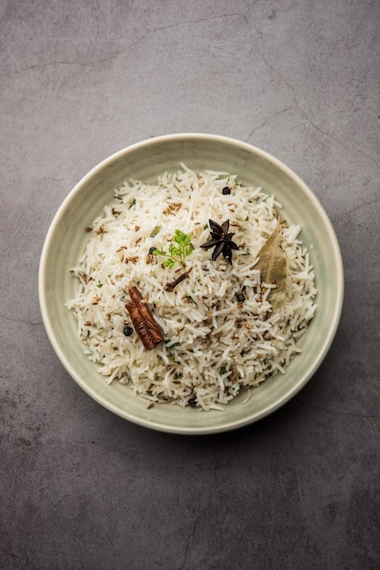 O arroz com cominho ou arroz jeera é um prato indiano popular feito com arroz basmati com especiarias básicas