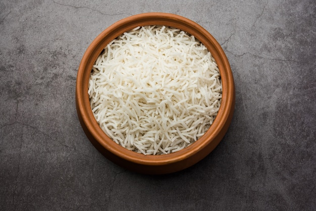 Foto o arroz long basmati na forma cozida é um prato principal da comida indiana, servido em uma tigela. foco seletivo