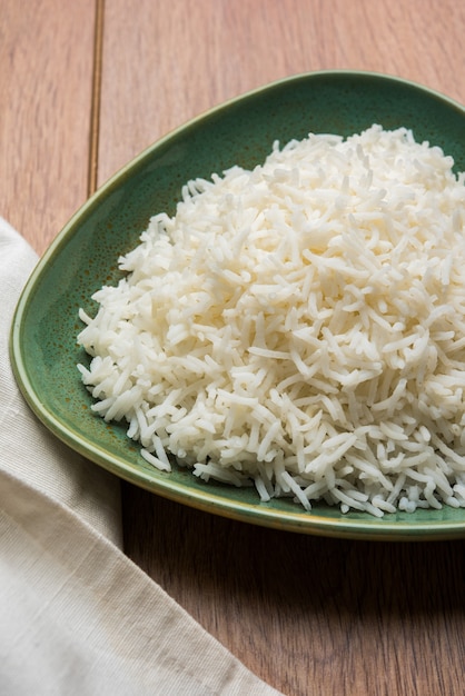 Foto o arroz long basmati na forma cozida é um prato principal da comida indiana, servido em uma tigela. foco seletivo