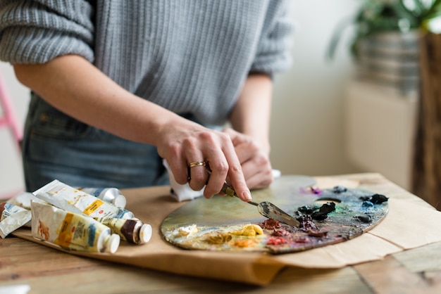 O artista trabalha com uma paleta de tintas