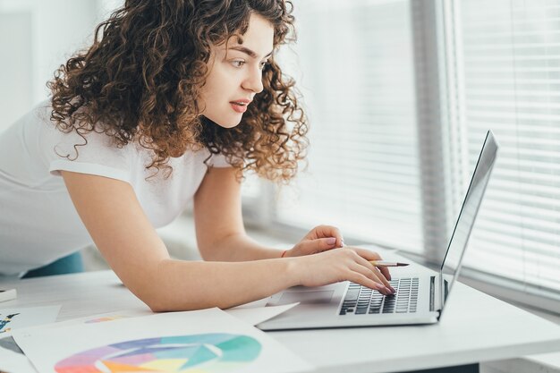 O artista trabalhando com um laptop na mesa