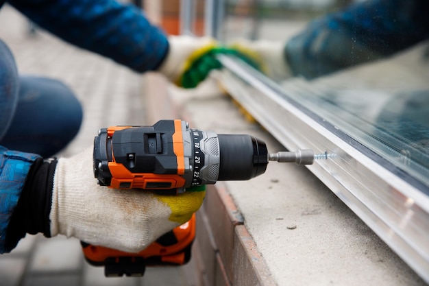 O assistente está envolvido na instalação de trabalhos de reparo de janelas