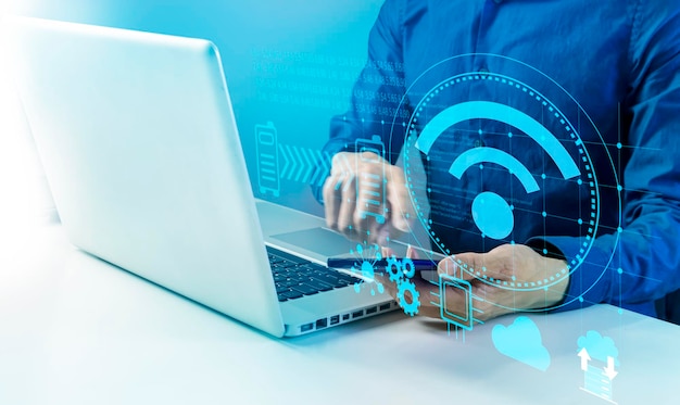 O avanço da tecnologia de segurança WiFi trabalhando em casa enquanto se comunica via wifi