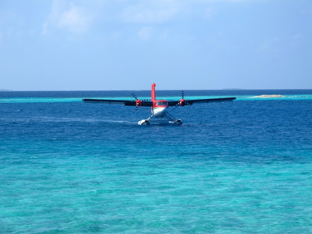 O avião em male, maldivas, oceano índico