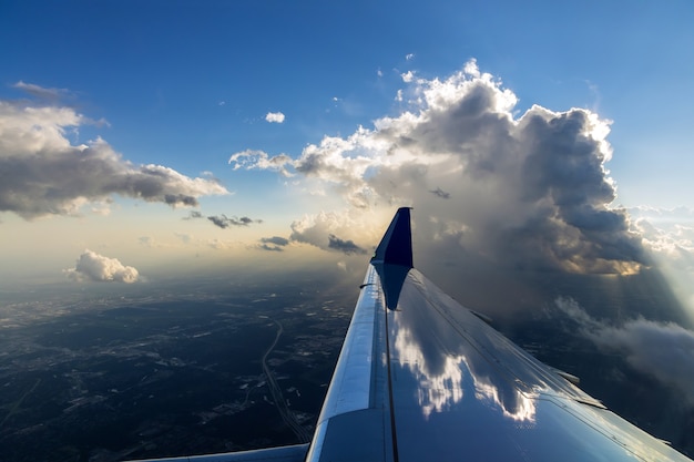 O avião está decolando durante um pôr do sol colorido