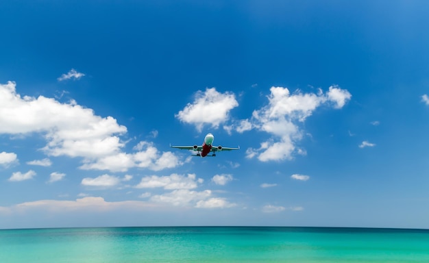 O avião está pousando no Aeroporto Internacional de Phuket