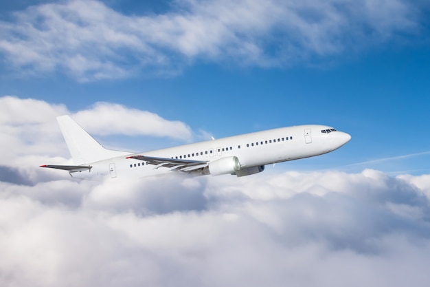 Foto o avião ganha altitude voando através de uma densa camada de nuvens, vôo de viagem.