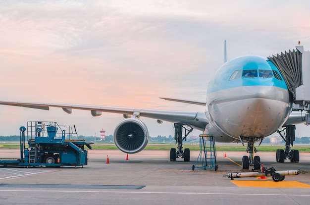 O avião no aeroporto no carregamento