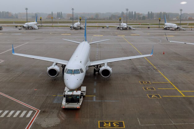 O avião no aeroporto no carregamento